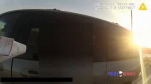 Заместитель шерифа округа открыл огонь, когда подозреваемый схватил пистолет во время ареста