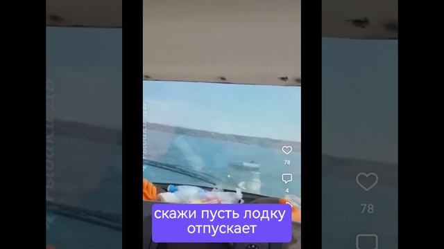 Дедушка рыбак выпал зимой из лодки в море. Спасатели успели вовремя