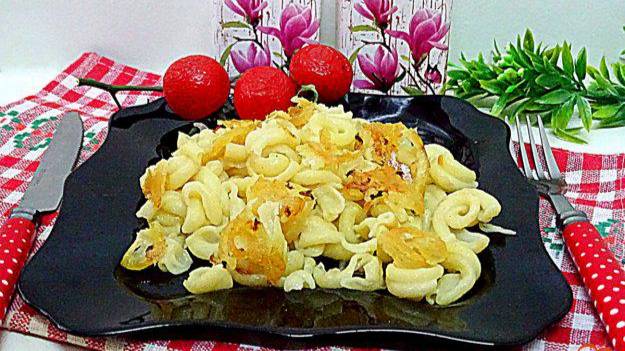 Макароны жареные с луком