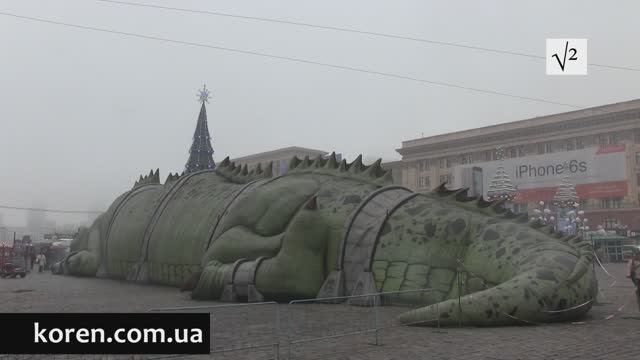 Комната страха внутри огромного надувного дракона