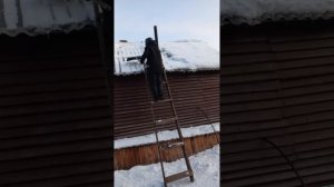 как легко и быстро почистить снег с крыши