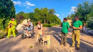 Люська увидела Леокадию и Олега Алексеевича и РВАНУЛА ДОМОЙ, боясь что ее заберу