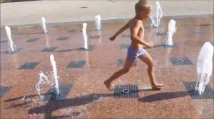 Дети в фонтане.