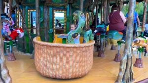 Катя и Макс играют в парке