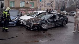 Неуправляемый автобус протаранил машины, задавил пешехода и снес остановку