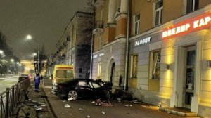 Иномарка влетела в здание в Великом Новгороде