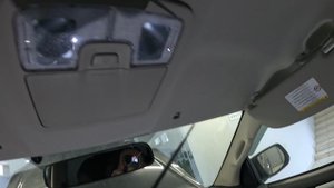 Isuzu D-Max, снятие плафона освещения салона.