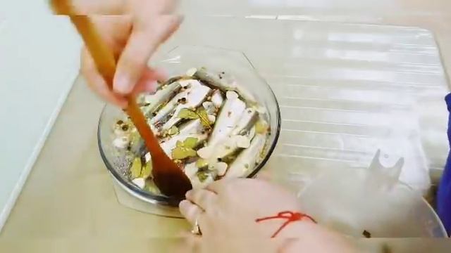 Килька маринованная/Pește mărunțel marinat смотреть онлайн