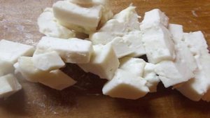 Салат из отварной курицы с брынзой