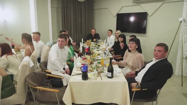 Кто лучше знает молодожёнов, вопросы гостям на свадьбе смотреть онлайн