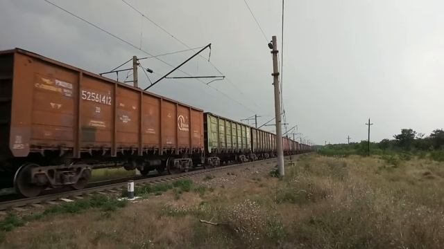 Электровоз ВЛ80С-168 с грузовым поездом прибывает на станцию Армавир-Туапсинский смотреть онлайн