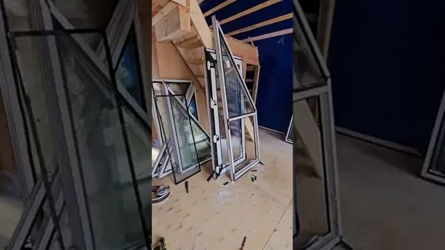 В Молодёжный завезли материалы для кровли и фасада. Приступили к монтажу окон.