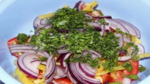 Салат из помидоров с красным луком и чесночной заправкой