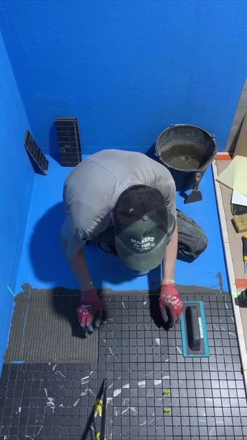 Укладка мозаики в душевом поддоне.