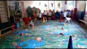 Веселые старты на занятии физкультурой.