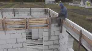 Армопояс и армирование стены перед крышей, мауэрлат. Сейсмопояс постройка дома своими руками.