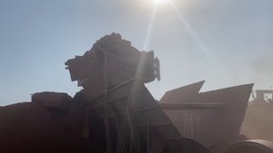 Строительство, дробление щебёнки