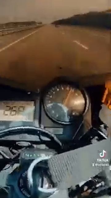 Разогнался 273 км/ч на МОТОЦИКЛЕ Honda CBR929RR Fireblade смотреть онлайн