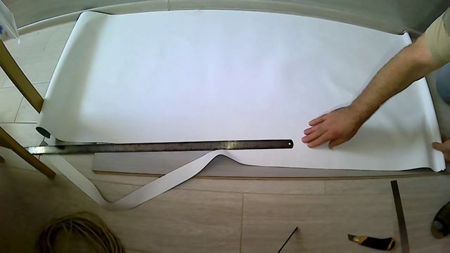 Режем рулонную штору по ширине окна.