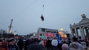 Акробатический номер «Пролёт над ВДНХ» в рамках празднования Масленицы (март 2025)