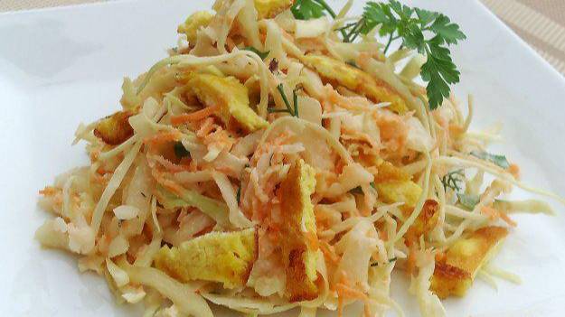 Салат с морковью, капустой и омлетом