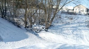 Катаюсь на снежной горке.