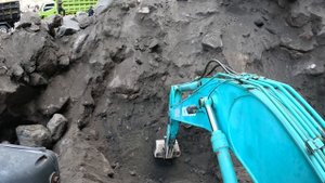 Строительство, экскаватор копает чёрный песок