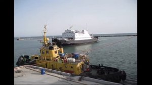 Швартуется паром в Керчи