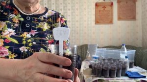 IMG_7906 Замоченные томаты,начала сеять, почва брикет. Название томатов ,указываю в белые таблички.