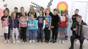 песня я сижу на крутом бережку