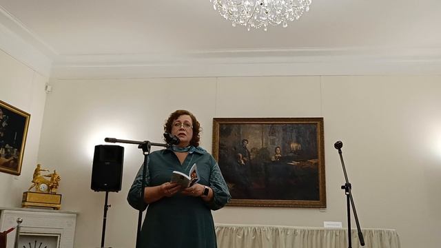 Творческий вечер казачьего барда Константина Шламов в ЦДРА. 
Оксана Москаленко читает свои стихи.