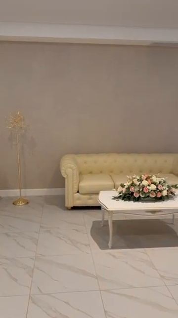 Классический шкаф. Шкаф купе белого цвета, зеркальный. Большой шкаф на заказ, гардеробная на заказ
