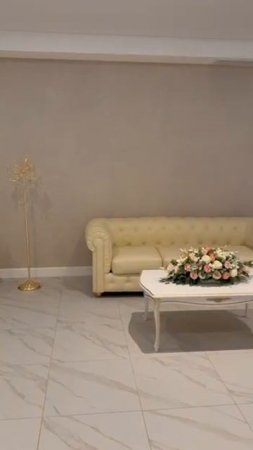 Классический шкаф. Шкаф купе белого цвета, зеркальный. Большой шкаф на заказ, гардеробная на заказ