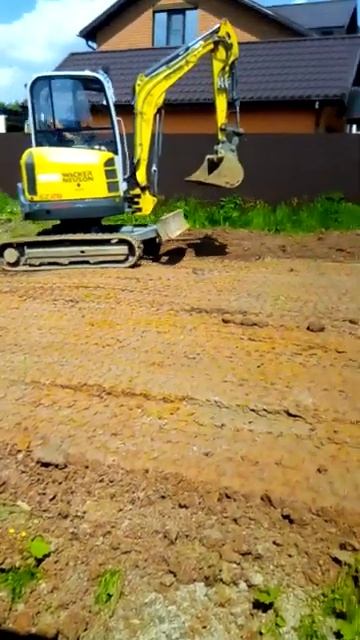Мини-экскаватор укатывает глину #shorts смотреть онлайн