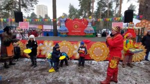 Широка Масленица! Блинов напекли да повеселились от души!