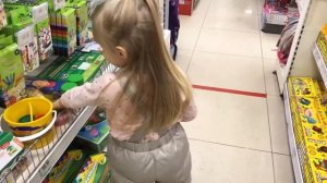 ВЛОГ. Полина  в детском мире выбирает  ИШРУШКИ. ШОПИНГ. Что выбрала Полина? My little Polina