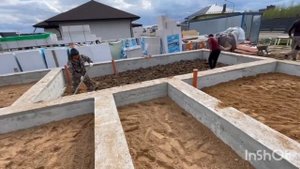 Железобетонный ростверк, кирпичный цоколь, плиты перекрытия. Дом поднимается.