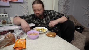 Вкусно ужинаю на кухне