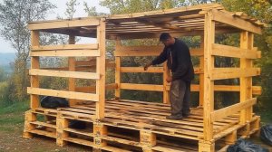 Мужчина Строит Дом Из БРОШЕННЫХ ПОДДОНОВ Посреди Леса