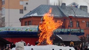Чучело Масленицы сожгли в городском парке Саратова