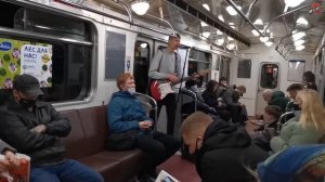 Музыкант в вагоне поезда в метро Петербурга поет песню Макса Барских про раненое сердце | Гитара