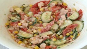 Лёгкий салат с копчёной курицей