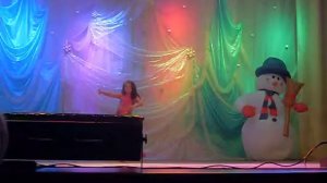 Девочка танцует