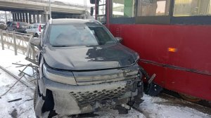 В Казани водитель кроссовера хотел объехать пробку по трамвайным путям и столкнулся с трамваем