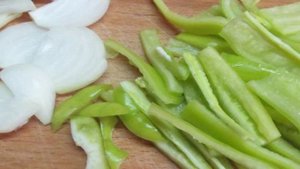 Свиной стейк с перечным салатом