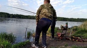 Карась порадовал поклёвками на фидер поплавочную удочку жара +32 в мае месяце рыбалка ловля 2часа