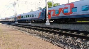 Электровоз ЭП2К с пассажирским поездом