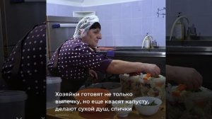 С любовью от группы «Фагот»: волонтеры готовят угощения для наших бойцов.