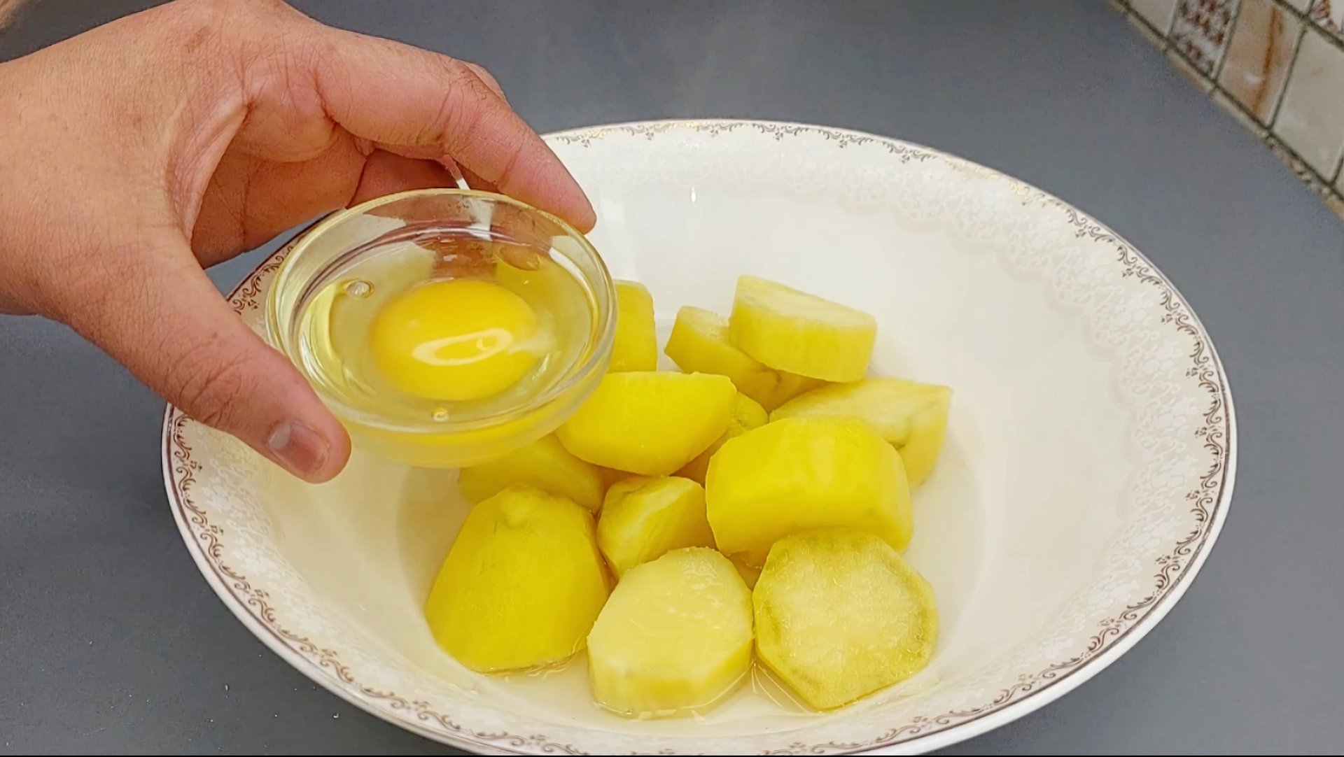 Взбиваем картофель с яйцом – и гора вкуснятины на ужин готова: домашних за уши не оттащить смотреть онлайн