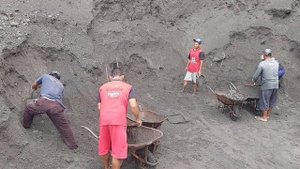 Строительство, шахтёры опасаются оползней с крупными камнями